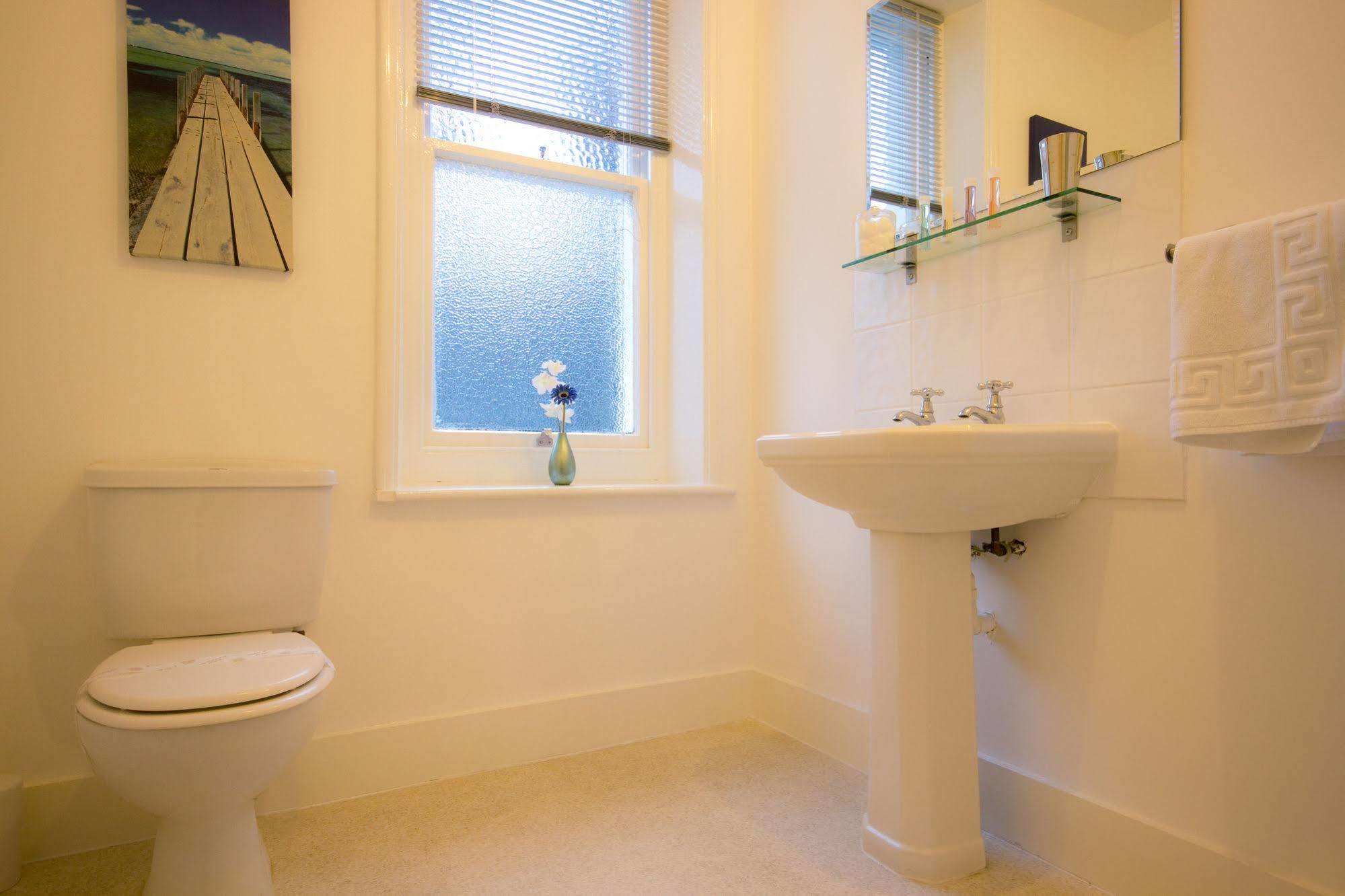 The Guesthouse East Eastbourne Bagian luar foto